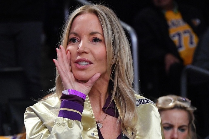 100 亿美元!湖人卖队!沃尔特接替巴斯成湖人新老板 100 亿美元!湖人卖队!沃尔特接替巴斯成湖人新老板